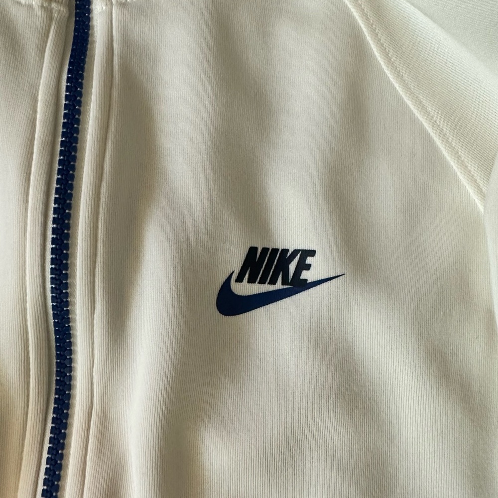 Nike - Picture 2 of 4